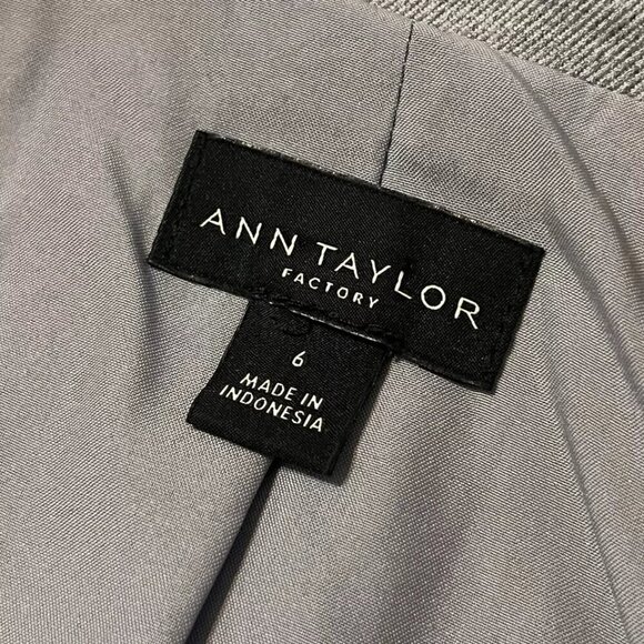 Ann Taylor. Size Large (runs small). Gray Professional Lined Blazer Jacket. GB - Picture 7 of 7